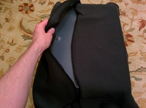 黒い毛布でプラスチックケースを覆っている様子