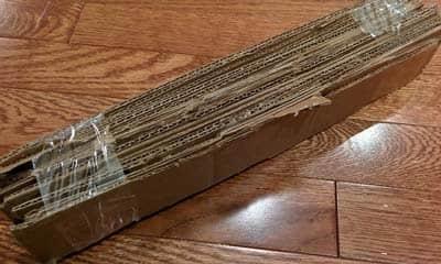 何枚かの段ボールを重ねて固定している写真