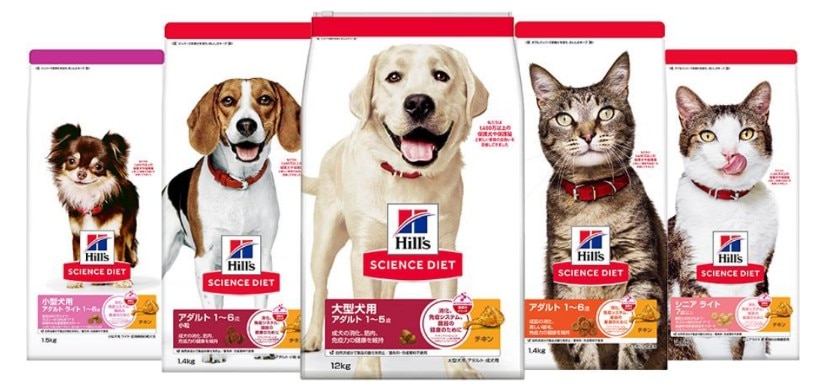 犬と猫のそれぞれの年齢やサイズに合わせた、ヒルズ サイエンス・ダイエットの製品ラインナップ5点が並んだ画像。