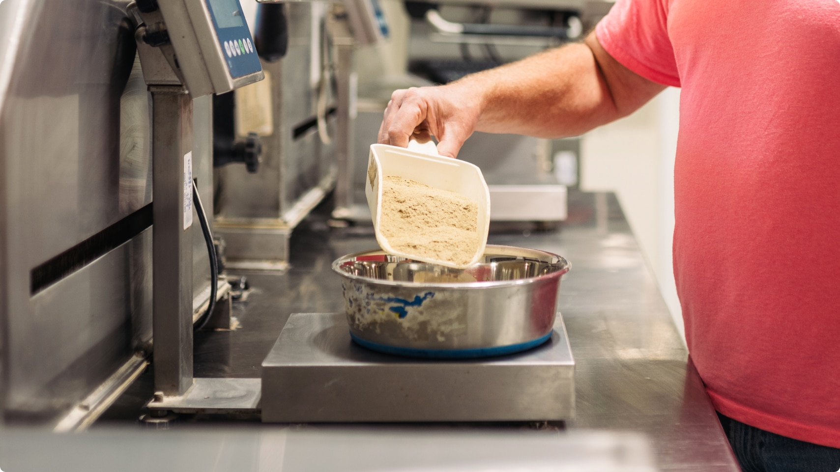 ヒルズ・グローバル・ペットニュートリションセンターの研究者がペットフードの重さを量っている様子