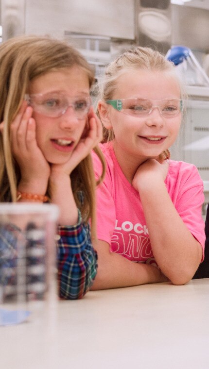 ヒルズ・グローバル・ペットニュートリションセンターの研究者が子どもたちにペットフード研究施設を案内している様子