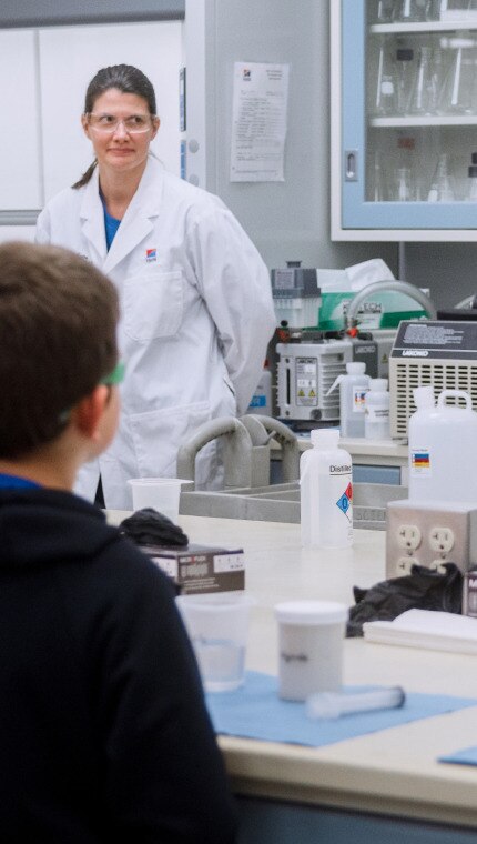 ヒルズ・グローバル・ペットニュートリションセンターの研究者が子どもたちにペットフード研究施設を案内している様子