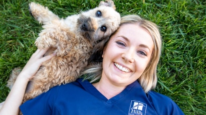 ボールで遊ぶ犬